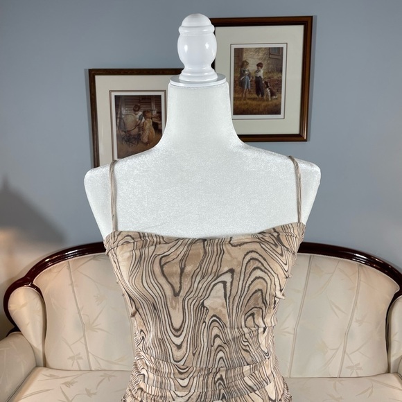 Dynamite Retro Print Ruched Dress - Picture 6 of 15